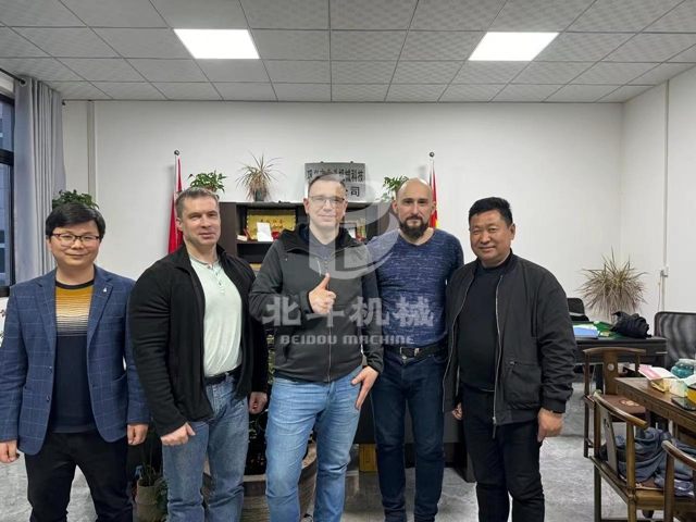 俄羅斯客戶到訪北斗機械考察連續式炭化爐