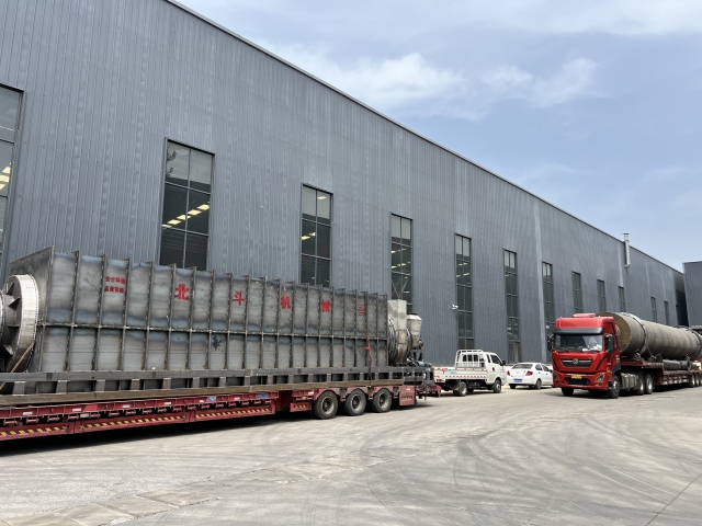 四輛掛車滿載烘干機(jī)、炭化爐設(shè)備及零部件奔赴客戶